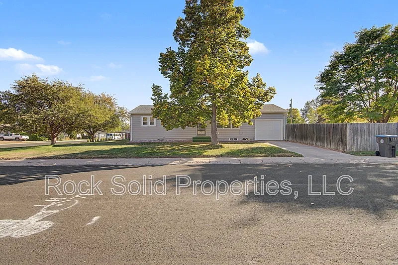 4 bed, 2.0 bath, 2016 sqft, $2,595 — Photo 4