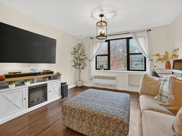 6495 Broadway image 14 of 32