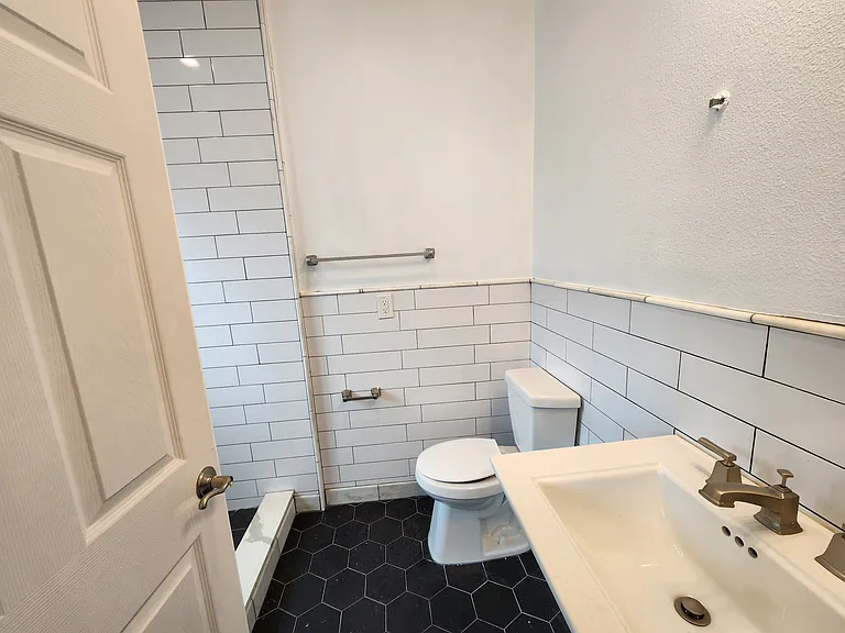 2437 1/4 Houston St #4 — Photo 1