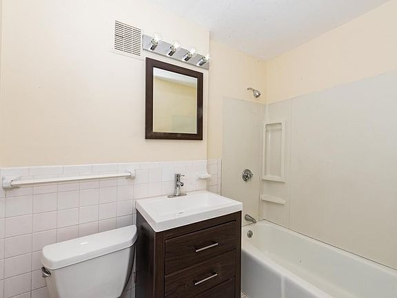 4th image of 400 Governors Dr APT 3