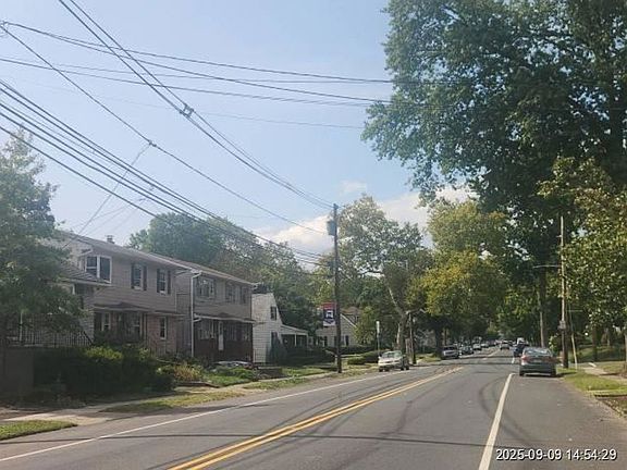 Exterior Neighborhood (street photo)