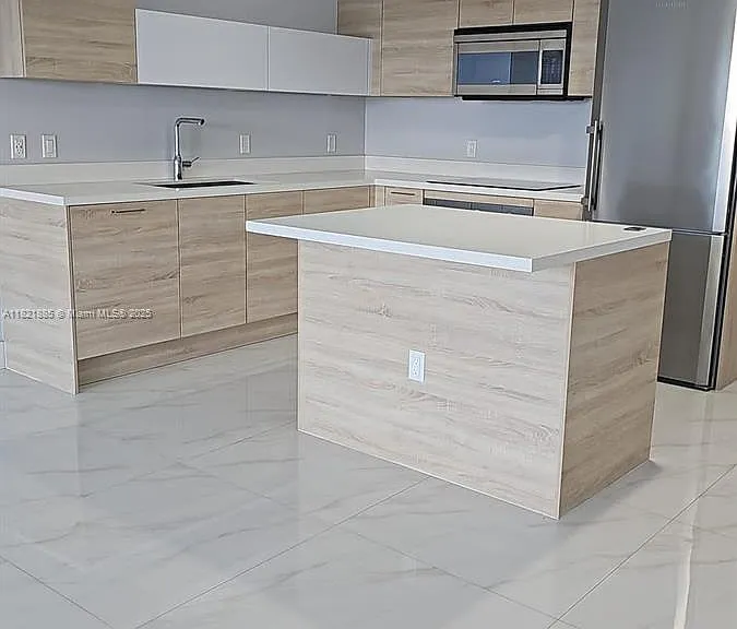 16385 Biscayne Blvd — Photo 3
