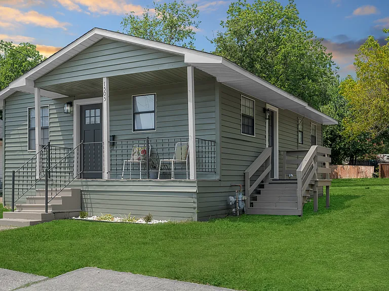 1505 N College St — Photo 1