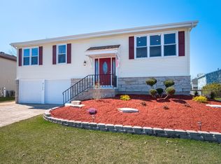 8105 W Magnolia Dr, Frankfort, IL 60423