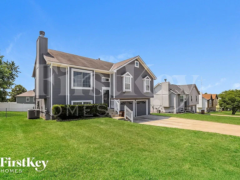 1603 Johnston Dr — Photo 2
