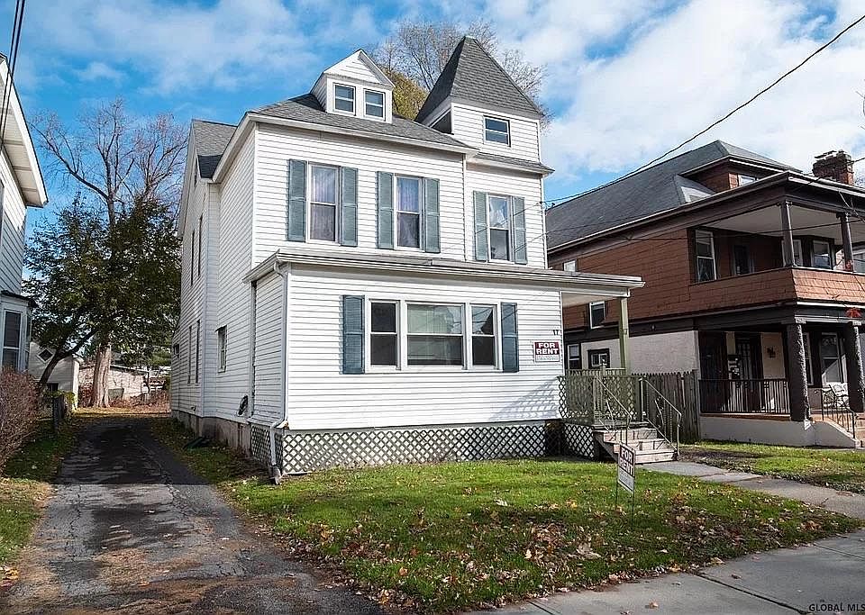 1st image of 17 Woodlawn Ave Floor 1