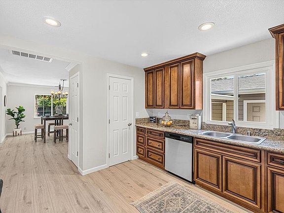 3rd image of 5531 North Ave