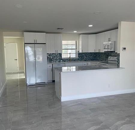 2nd image of 3945 Park Ln