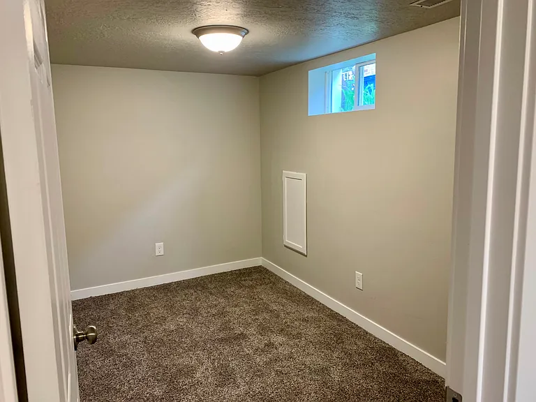 1045 Capitol St — Photo 11