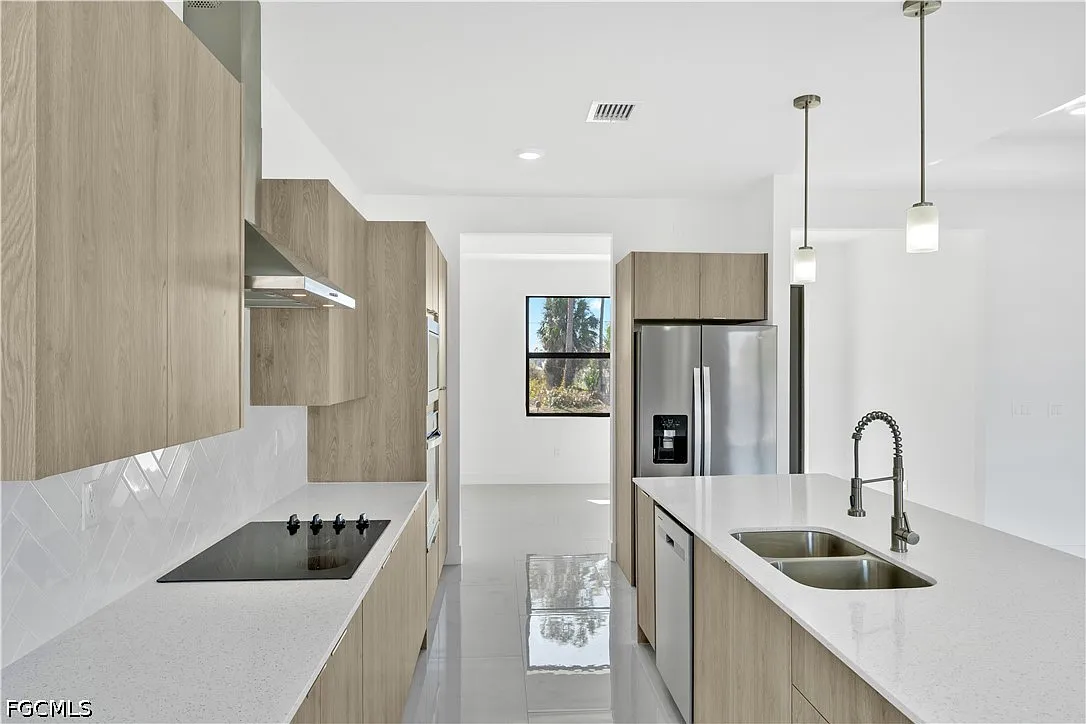 4 bed, 3.0 bath, 1935 sqft, $2,499 — Photo 4