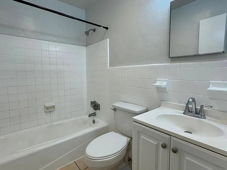 325 NW 15th St — Photo 9