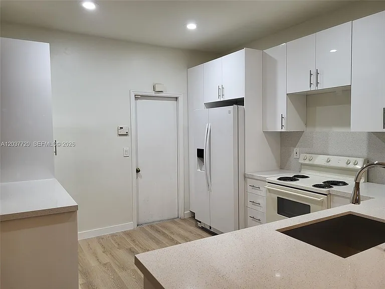 1990 Madeira Dr — Photo 5