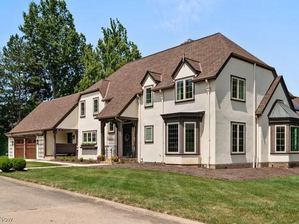 1062 Edgewater Ln, Lakewood, OH 44107