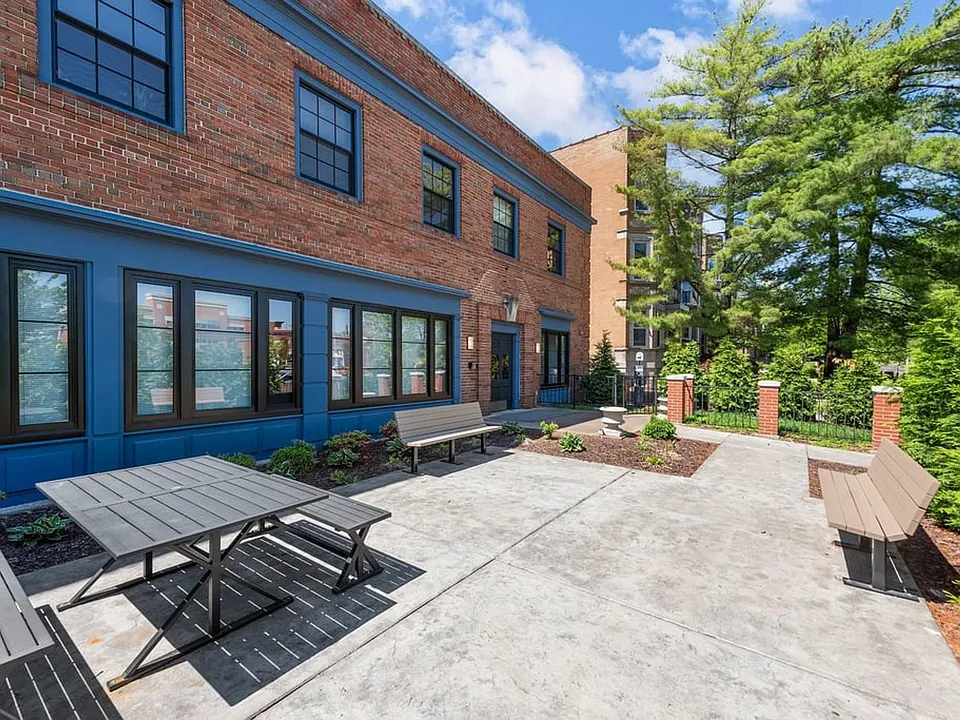 4242 Lindell