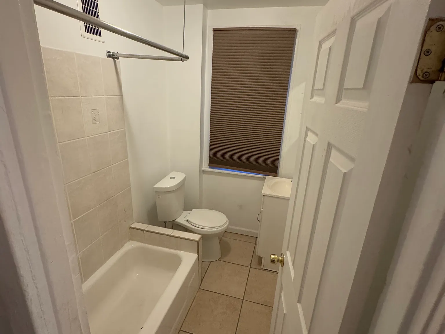 1 bed, 900 sqft, $1,050 — Photo 2