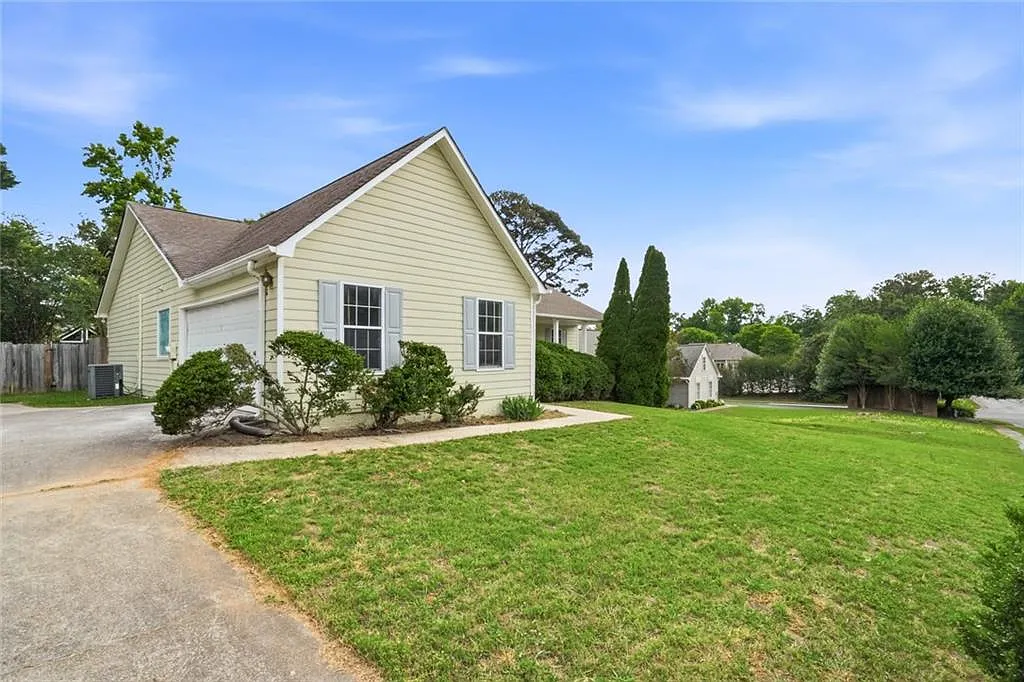 3 bed, 2.0 bath, 1736 sqft, $2,200 — Photo 4