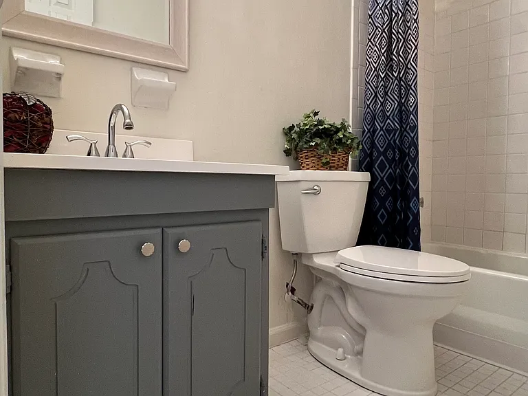 Shared Bathroom upstairs