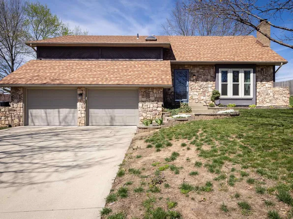 302 Bambi Ct, Lansing, KS 66043