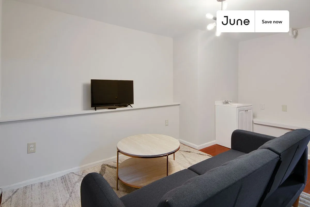 7 bedroom in Allston on a flexible lease #834 — Photo 2