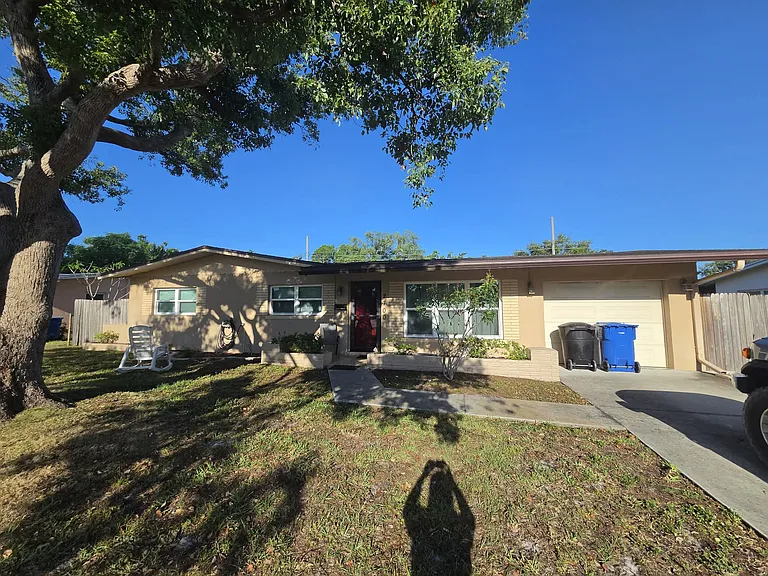 2700 56th Ln N — Photo 3