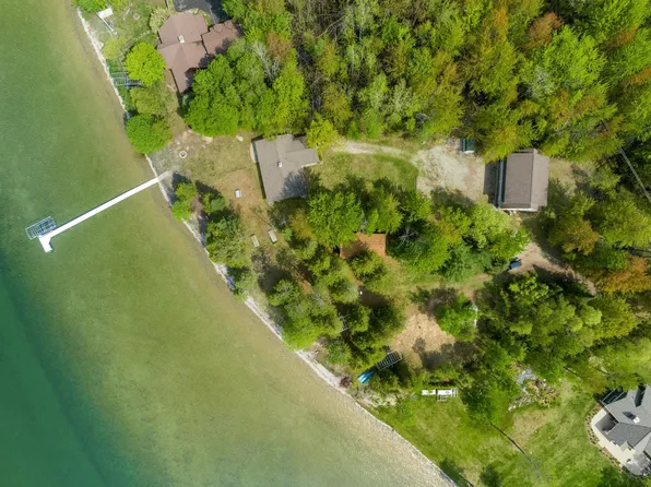 1750 Mac A Vista Dr, Indian River, MI 49749