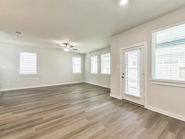 583 Avisa Dr — Photo 12