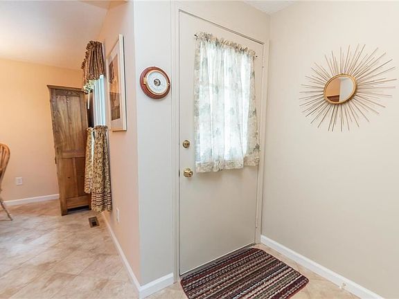 3rd image of 16 Rockhurst Dr