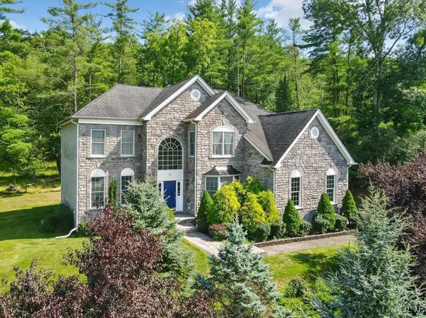 512 Fairway Ln, East Stroudsburg, PA 18302