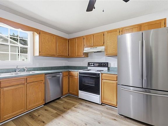 5th image of 125 E Bellevue Dr