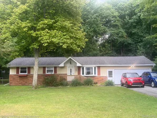 4891 Iroquois Trl, North Street, MI 48049