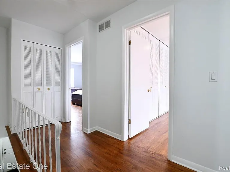 509 Fox Hills Dr N — Photo 11