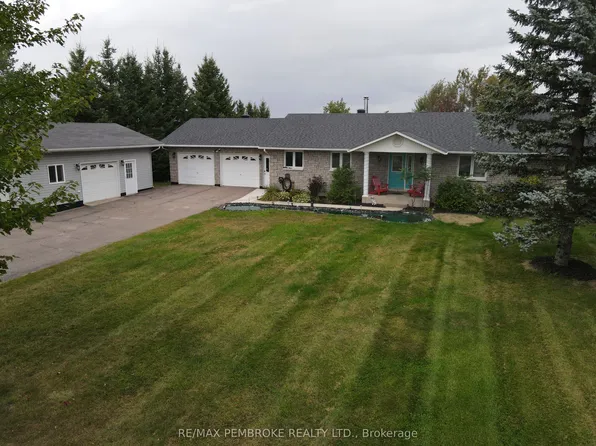 56 Robertson Dr, Whitewater Region, ON K0J 1C0