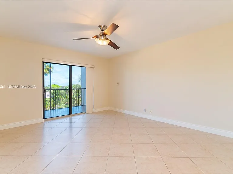 545 SE 12th St #305 — Photo 15