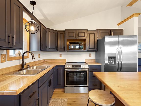 2nd image of 5423 Oakridge Dr
