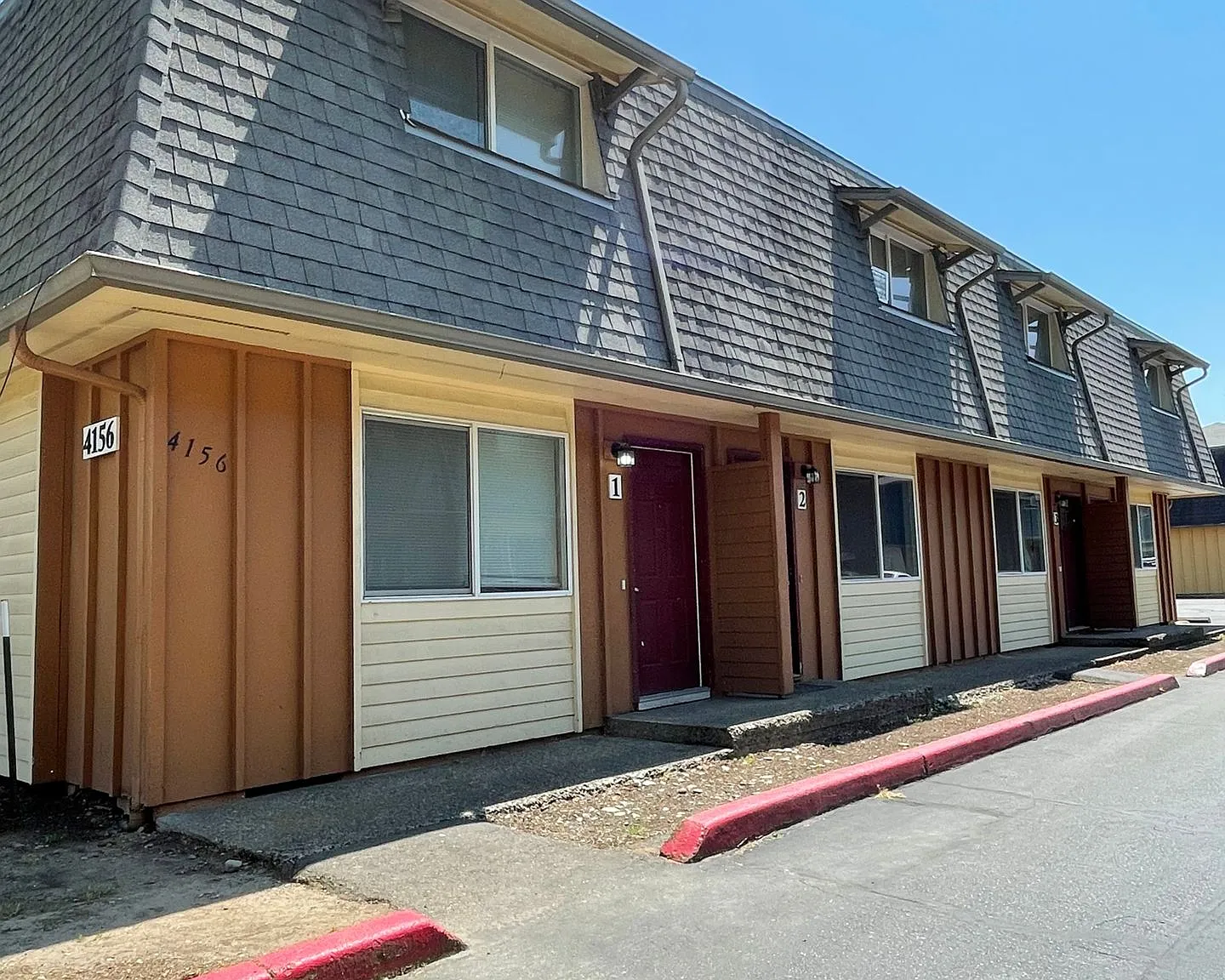 Catalina Apartments — Photo 1