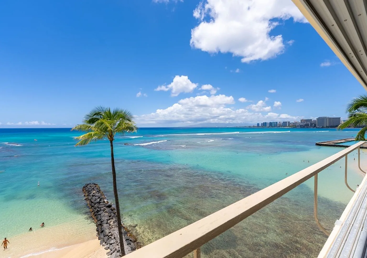 Colony Surf Luxe: Oceanfront 1BR w/ Diamond Head Views, A/C & Prime Location — Photo 2
