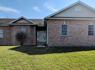 140 Parkway Dr, Chatham, IL 62629