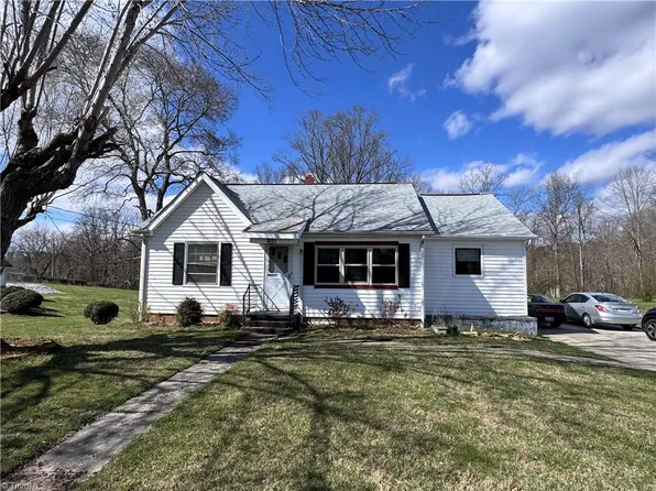 1611 E Pine St, Mount Airy, NC 27030