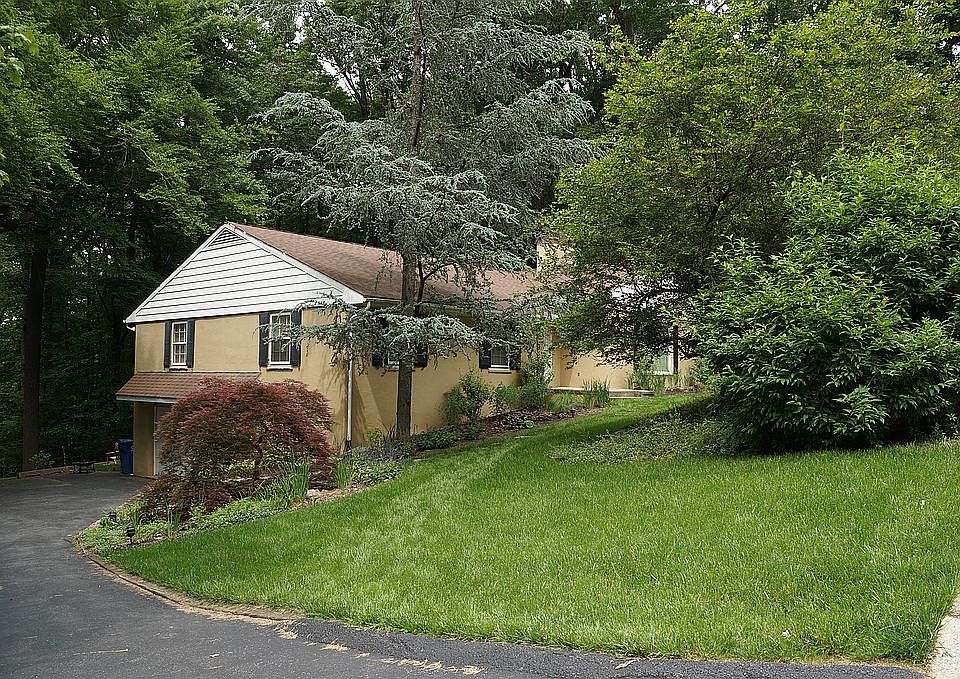 driveway to home from street