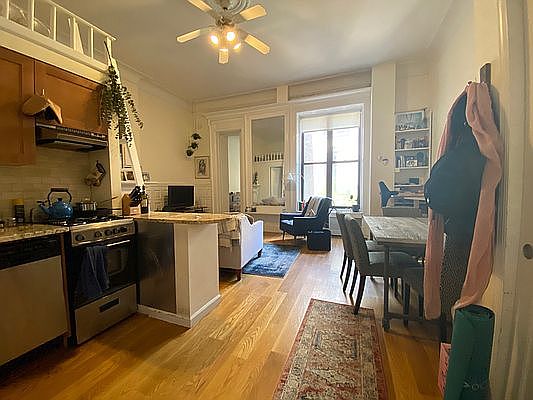 3rd image of 117 W 75th St #14