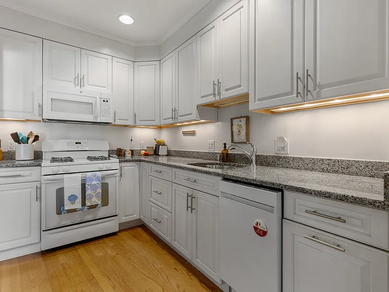 13 Harvard St #2 — Photo 8