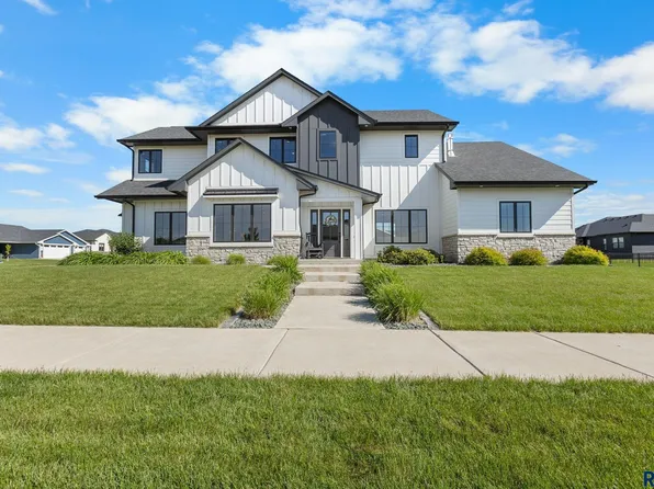 202 Central Cir, Harrisburg, SD 57032