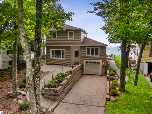 17646 S Ridgewood Dr, Arcadia, MI 49613