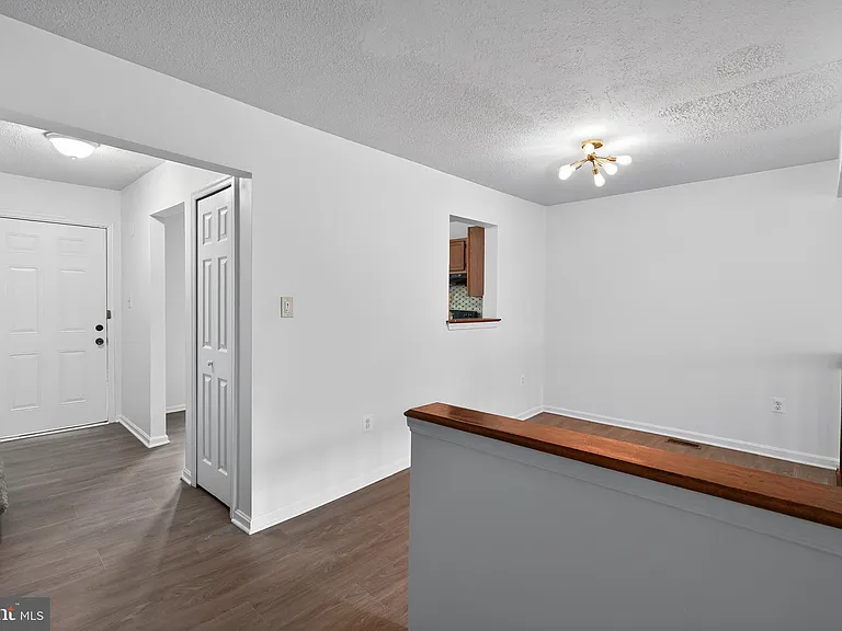 1015 Saint Michaels Dr — Photo 3