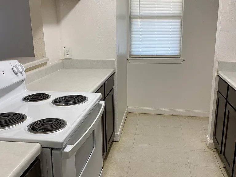 2308 Carley St — Photo 2