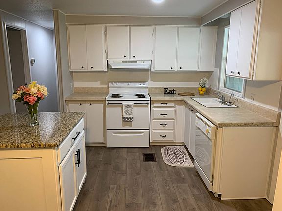5th image of 408 Coquina Dr