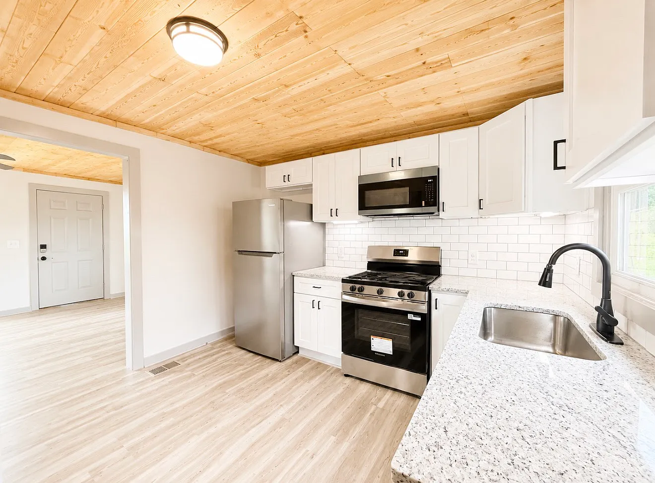 3 bed, 864 sqft, $1,300 — Photo 3