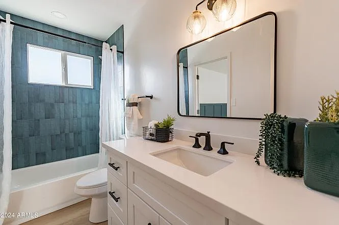 938 W Mission Ln — Photo 2