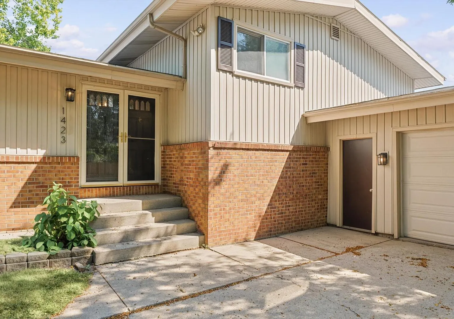 1423 Golf Ter — Photo 3