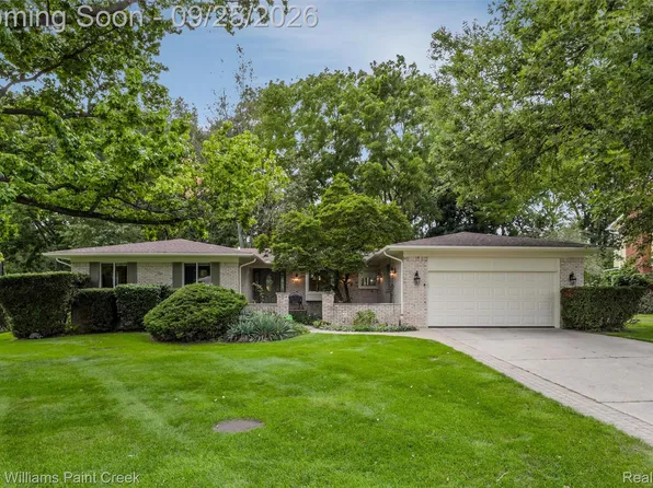 212 Canterbury Trail Dr, Rochester Hills, MI 48309
